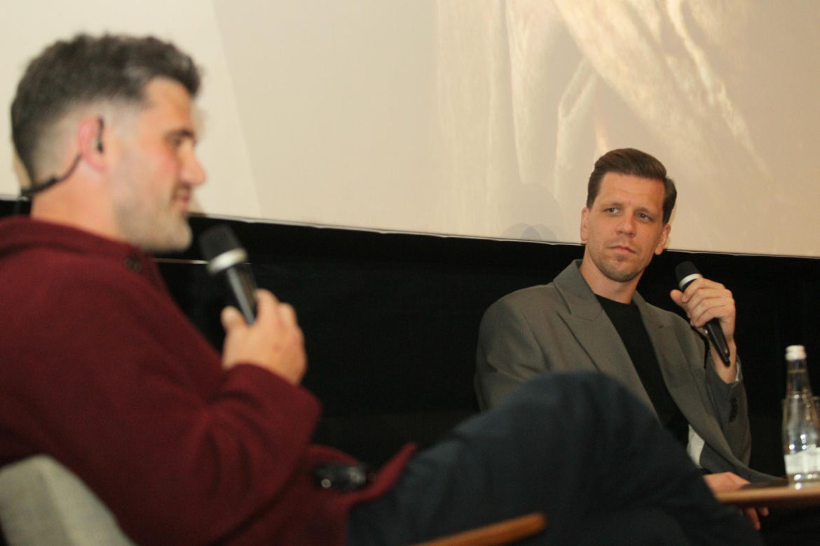 Wojciech Szczęsny z dziećmi na premierze filmu o sobie