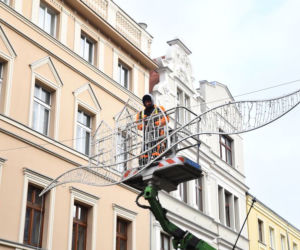 Bydgoszcz szykuje się na święta. Trwa dekorowanie miasta