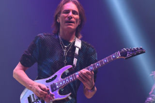 Gitarzysta Steve Vai wspomina granie w zespole Whitesnake. To był magiczny czas