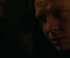 Kadry z teledysku Chciałem być kimś i filmu Król dopalaczy