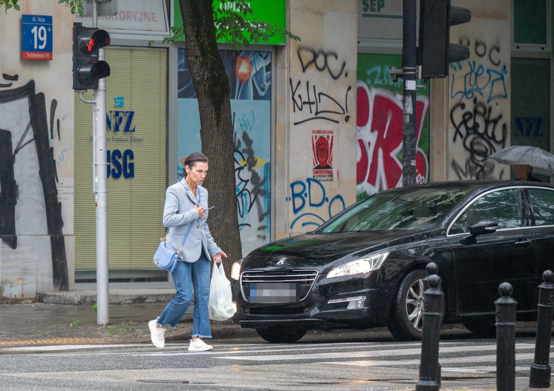 Olga Bończyk na czerwonym świetle