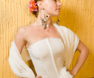 Zapomnij o krojach oversize. Emily Blunt i Margot Robbie wyznaczają nowy trend