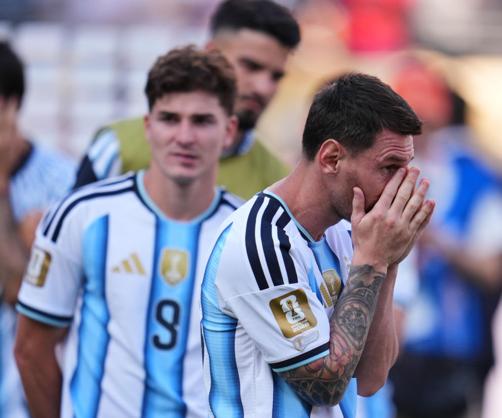 Zapłakany Leo Messi zakrywa twarz dłońmi po finale MŚ. O końcu jego kariery w kadrze przeczytasz na SE Supersport.