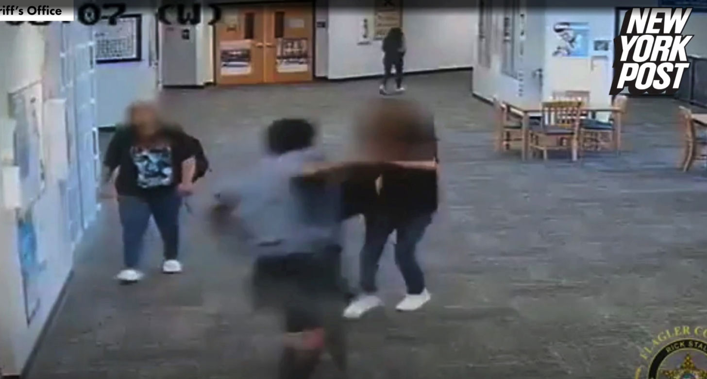 Uczeń skatował nauczielkę w szkole, bo zabrała mu grę! Szokujace wideo