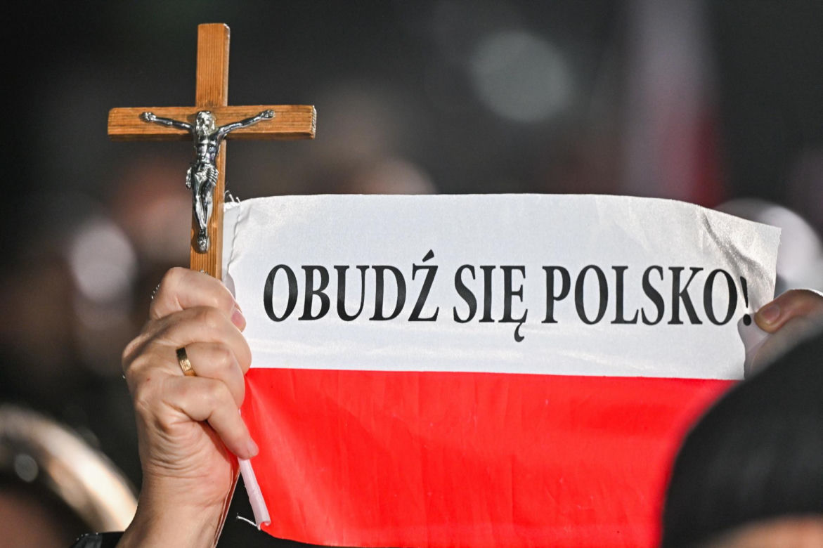 Kaczyński ściśnięty w tłoku pod pomnikiem smoleńskim