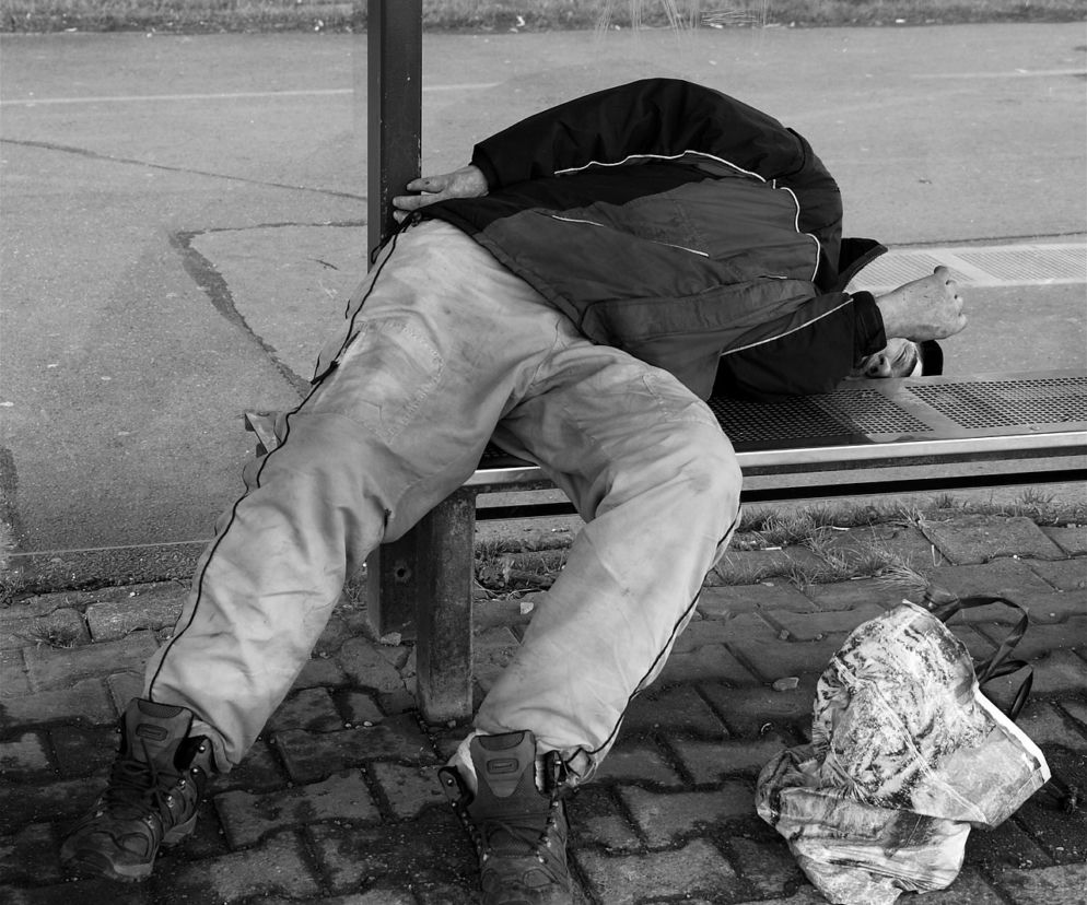 W piwnicach bloków, na klatkach, w publicznych toaletach. Plaga interwencji wobec PIJAKÓW