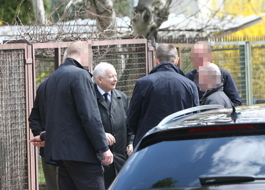 Kaczyński jak gwiazdor! Wpisał się w książkę nieznajomemu 