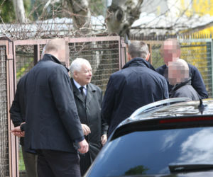 Kaczyński jak gwiazdor! Wpisał się w książkę nieznajomemu 