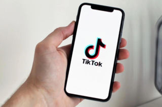 TikTok odpowiada na KidsAlert. Chodzi o „treści rezygnacyjne” i krótkie „listy pożegnalne” publikowane przez nastolatków