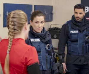 Policjantki i Policjanci, odcinek 1385: Marek odbiera poród w aucie, a tajemnicza kobieta wciąga patrol w sieć kłamstw