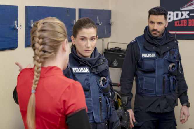 "Policjantki i Policjanci", odcinek 1385: Marek odbiera poród w aucie, a tajemnicza kobieta wciąga patrol w sieć kłamstw