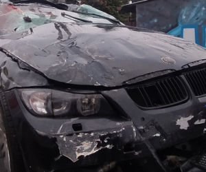 Masakra! Dachował samochodem, barierki przebiły go na wylot