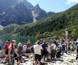 Turyści tłumnie odwiedzają Morskie Oko! Wszystkie miejsca parkingowe wyprzedane