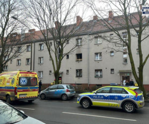 Ciało mężczyzny znalezione w płonącym mieszkaniu. Policjanci ewakuowali pięć osób