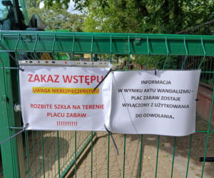 Tafla szkła rozbita w piaskownicy