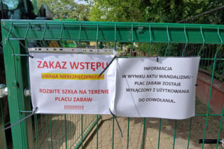 Tafla szkła rozbita w piaskownicy