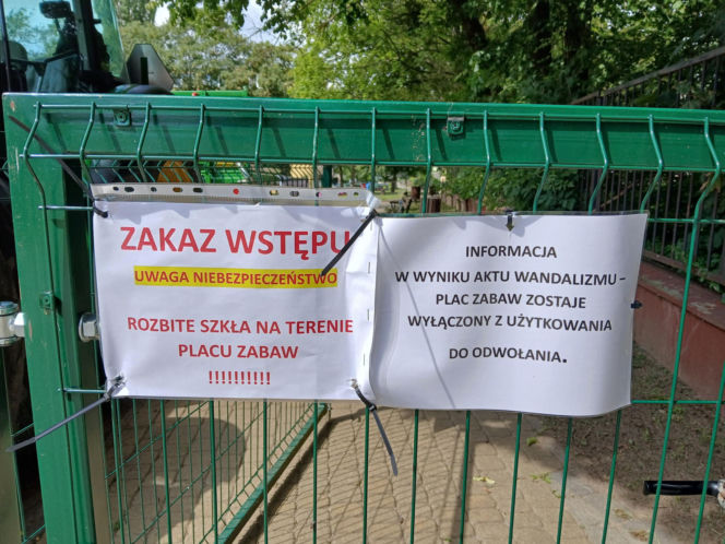 Tafla szkła rozbita w piaskownicy