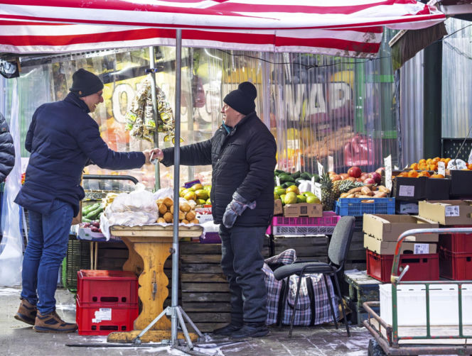 Senator Krzysztof Kwiatkowski na zakupach