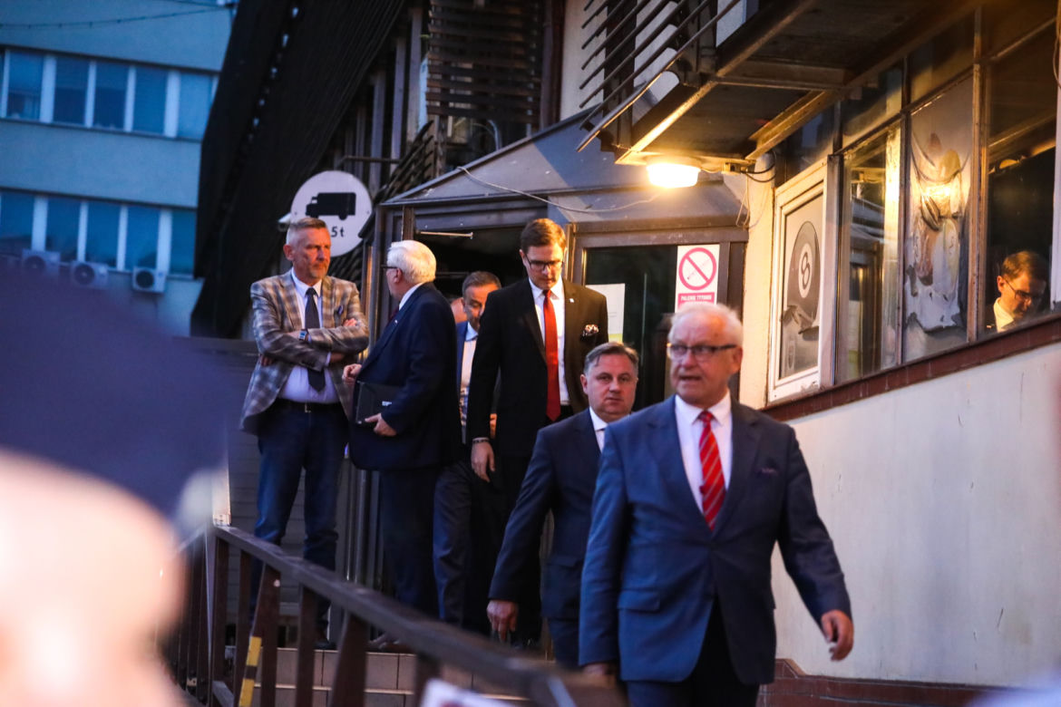 Ujawniamy kulisy posiedzenia klubu PiS w siedzibie partii