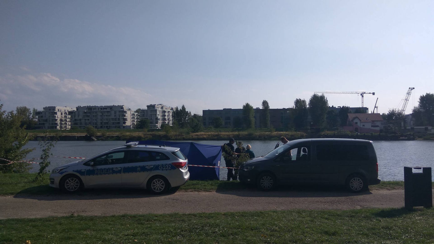 Kraków: Z Wisły wyłowiono ciało mężczyzny [ZDJĘCIA]