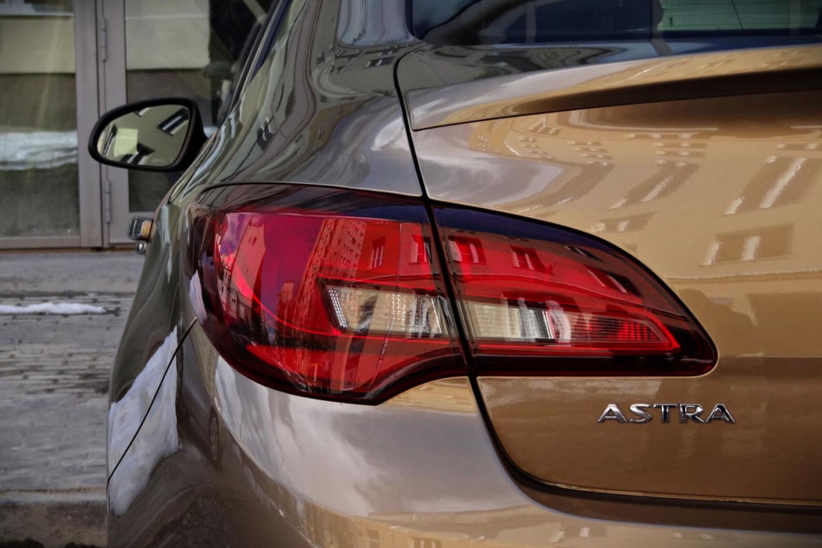 Opel Astra Sedan (Astra J)