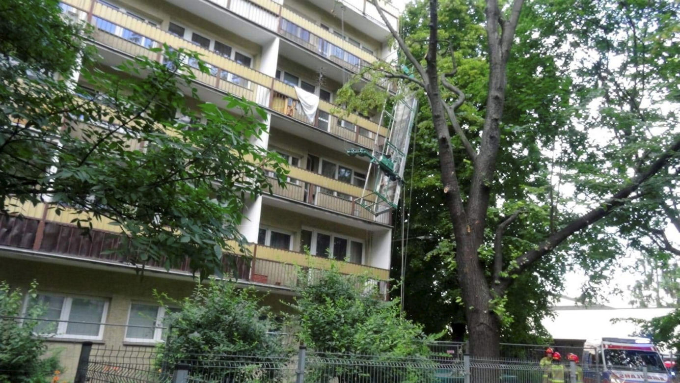 Horror na Woli. Pracownicy spadli z czwartego piętra. Winda budowlana zawisła na dwóch linach