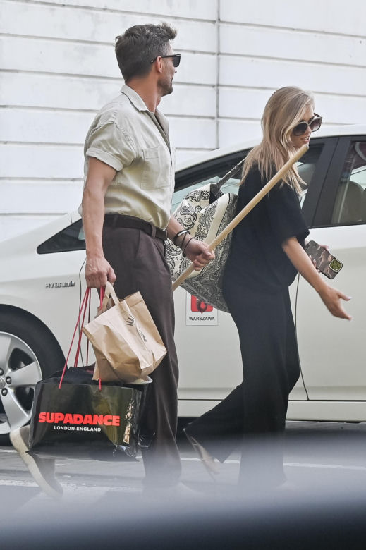 Agnieszka Kaczorowska i Marcin Rogacewicz z kijkiem wychodzą z treningu