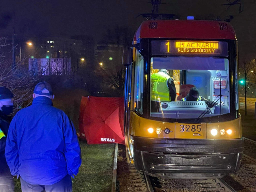 Tragedia w centrum Warszawy! Tramwaj przejechał kobietę. Nie żyje 
