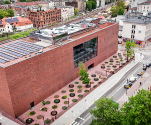 Tak, tu jest tylko to jedno okno. Ale jakie! Odbija się w nim wieczorem budynek sprzed ponad 100 lat. SLAS Architekci - oto ich wyczekiwana realizacja