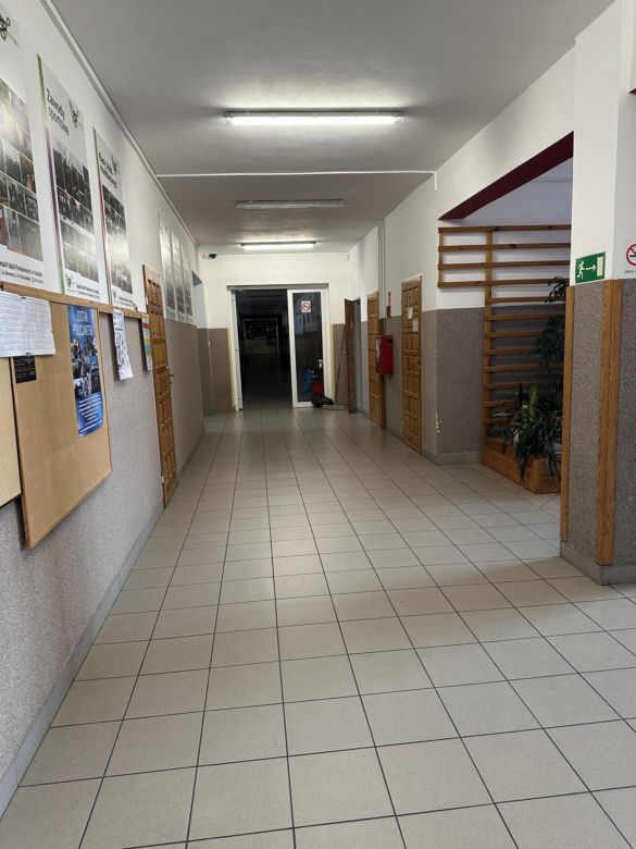 Zmyli ślady krwi po makabrze w szkole. Uczniowie zostali zwolnieni z lekcji