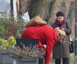 Katarzyna Bosacka w parku