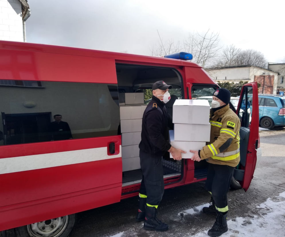  Strażacy dostarczyli maseczki do samorządów powiatu braniewskiego   
