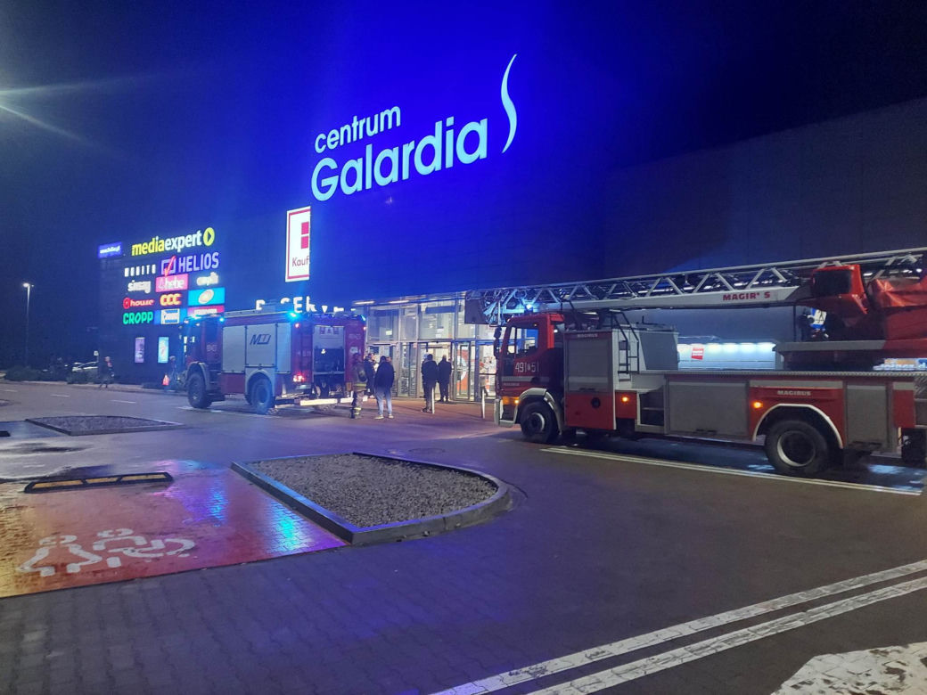140 osób ewakuowanych z galerii handlowej. "Rozpylono nieznaną substancję"