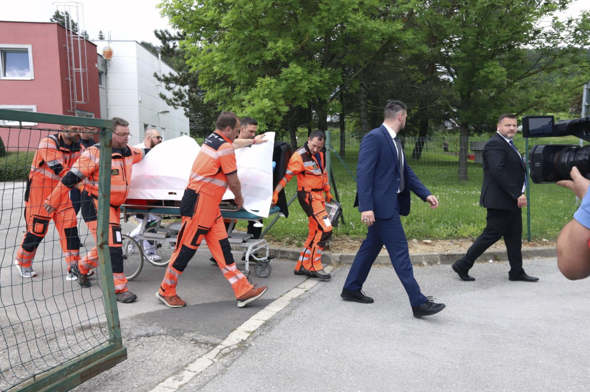 Premier Słowacji Robert Fico wielokrotnie postrzelony