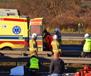 Zmiótł z drogi skodę i wbił się w naczepę. Kierowca ciężarówki zabrany do szpitala