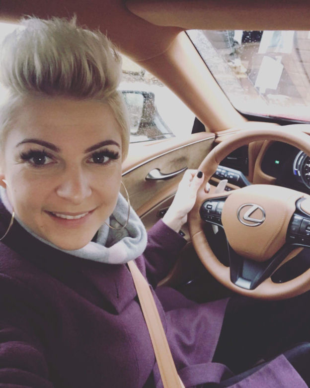 MAGDA NAROŻNA Z ZESPOŁU "PIEKNI I MŁODZI"