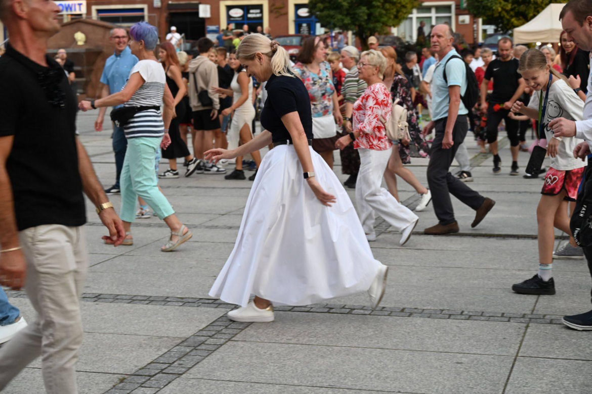 Ruda Śląska tańczy jak dawniej. Międzypokoleniowa potańcówka na rynku porwała tłumy