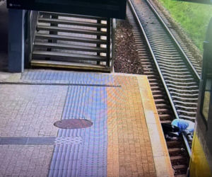 O włos od tragedii na peronie. Kobieta runęła na tory