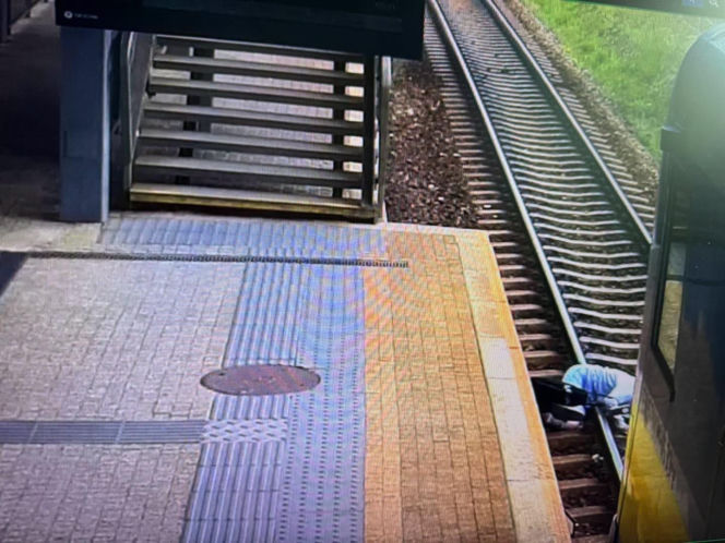 O włos od tragedii na peronie. Kobieta runęła na tory