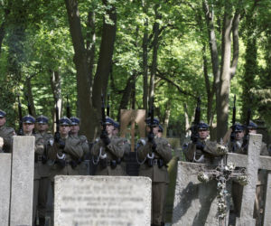 Monika Olejnik na pogrzebie senatora Piesiewicza. Towarzyszył jej ukochany
