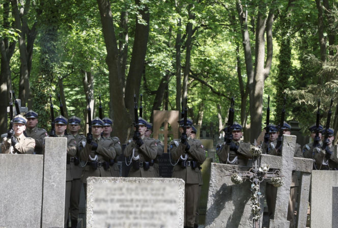 Monika Olejnik na pogrzebie senatora Piesiewicza. Towarzyszył jej ukochany