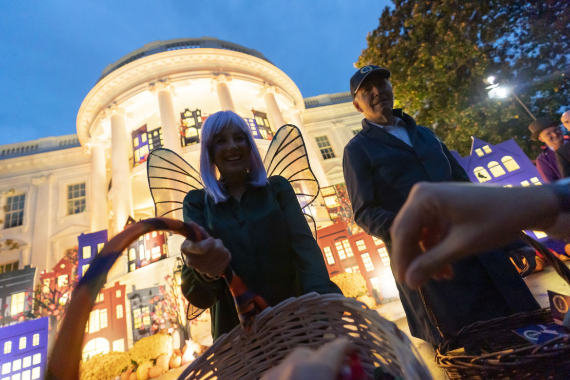 Pierwsza dama przebrała się na Halloween! Miała skrzydła i perukę. Jak wyglądała?