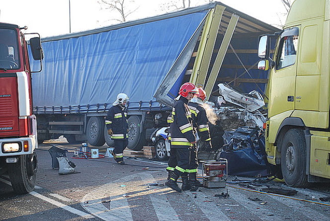 BOGUCHWAŁA: Tragiczny WYPADEK. Dwa TIRY zgniotły auta osobowe. ZGINĘŁY 3 osoby
