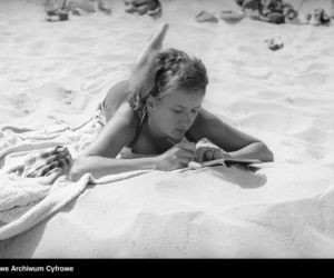 Jak dawniej wyglądało plażowanie? Te zdjęcia to prawdziwe perełki! [GALERIA]