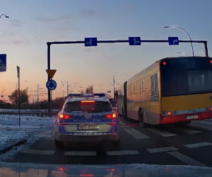Policyjnym radiowozem POTRĄCIŁ PIESZEGO na pasach. Nie skończy się tylko na pouczeniu?