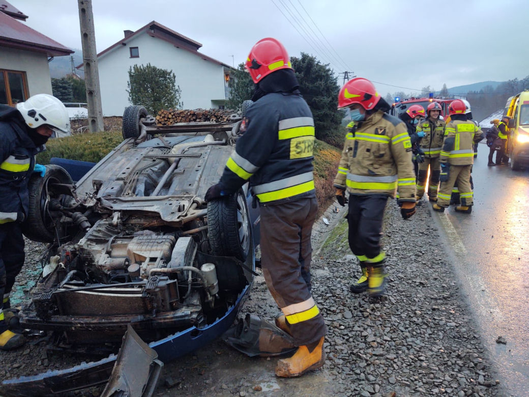 Chomranice. Ford fiesta dachował na wjeździe do posesji