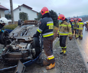 Chomranice. Ford fiesta dachował na wjeździe do posesji