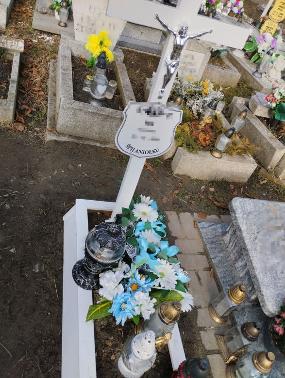 Grób dziecka znalezionego w sortowni śmieci w Zabrzu