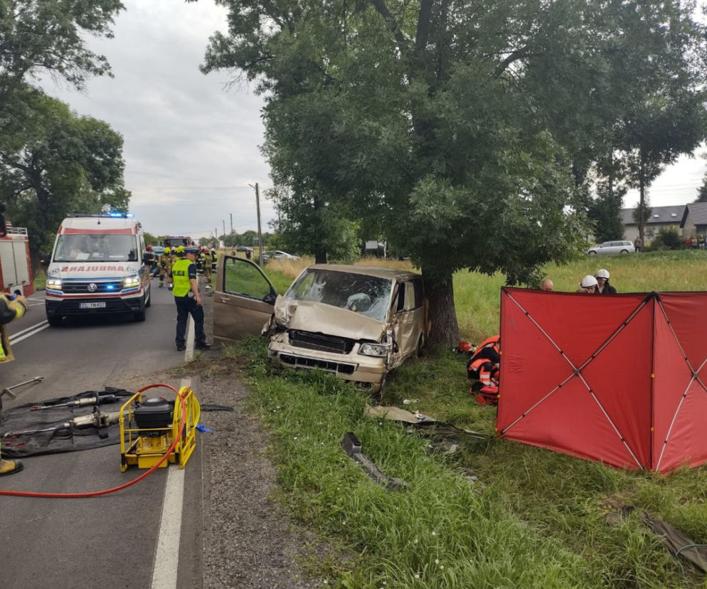 Śmierć na drodze pod Radomskiem. Potworne zderzenie busa z osobówką
