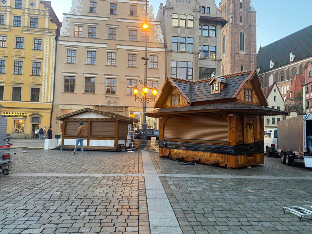 Choinka we Wrocławiu prawie gotowa. Zdania mieszkańców znowu podzielone [ZDJĘCIA]